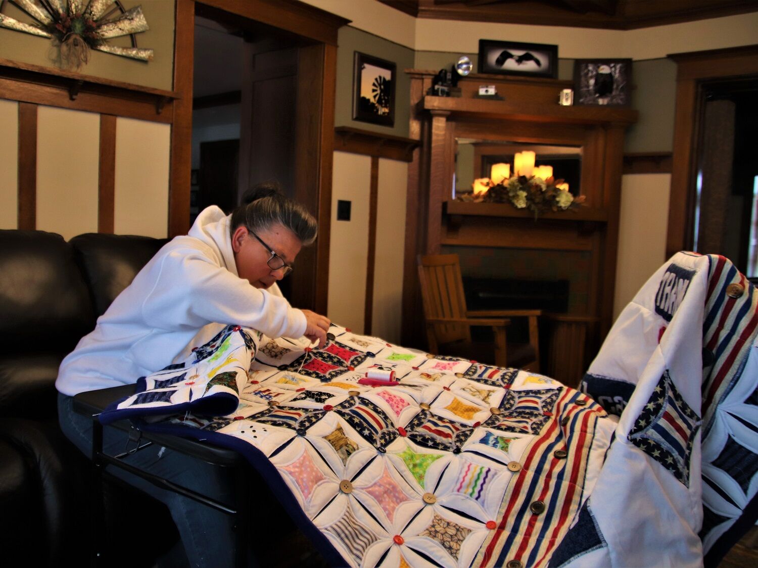 Silvey makes quilt for Rock Rapids clinic